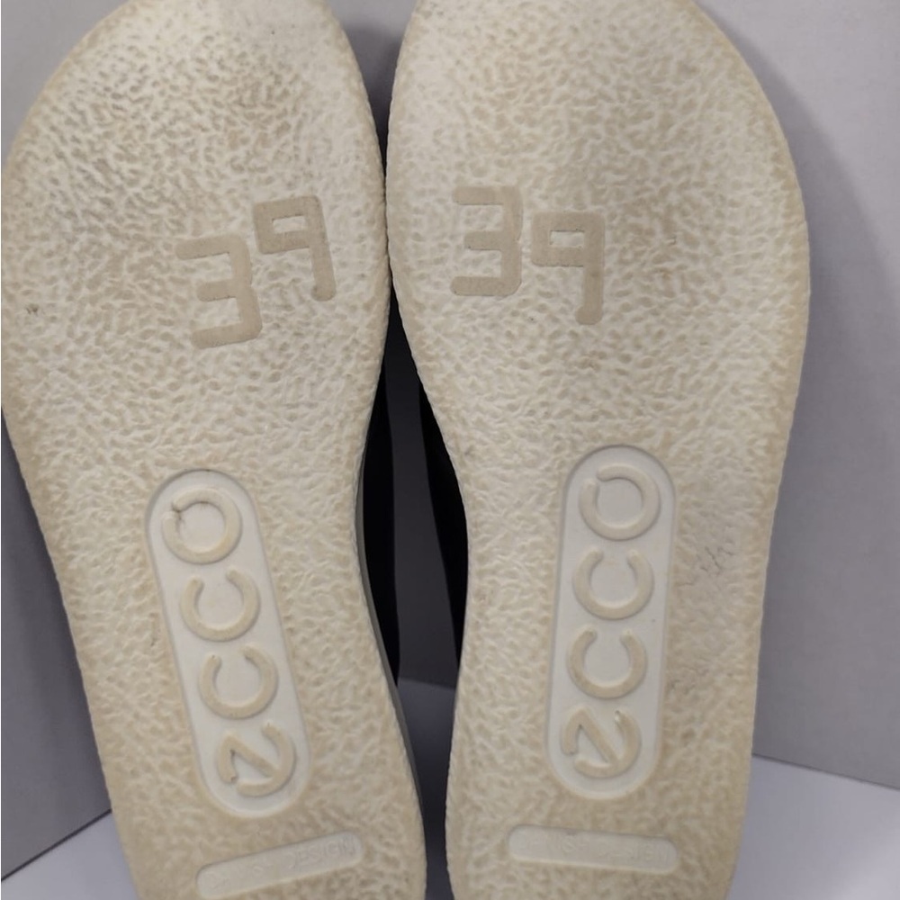 Eco Black Crisscross Slide Sandals size 8 pre
Owned good condition - Picture 5 of 6